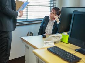 高級デリヘル呼んだら会社の女上司とまさかの遭遇！弱みを握ったので本番禁止のルールを破ってゴム無しＳＥＸし放題！下唇を噛みしめ涙目で俺の濃厚ザーメンを膣受けする姿にガチ興奮！　夕季ちとせ　サンプル画像02